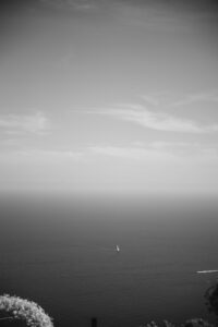 Costiera amalfitana, mare, barca a vela sullo sfondo