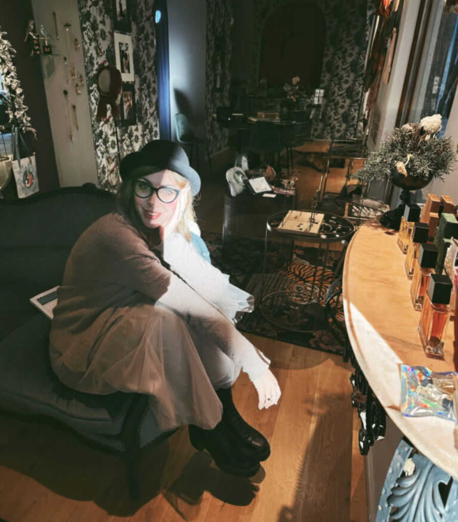 Foto della fotografa Georgette Pavanati nel suo negozio/studio in centro a Torino